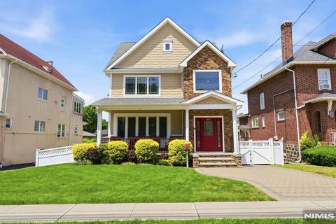Photo of 1077 Anderson AVE, Fort Lee, NJ 07024 (MLS # 26021632)
