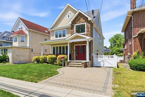 Photo of 1077 Anderson AVE, Fort Lee, NJ 07024 (MLS # 26021632)