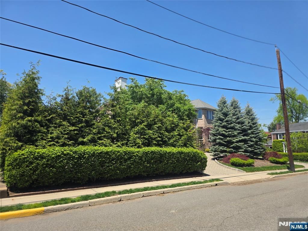 Photo of 1115 Arcadian Way, Fort Lee, NJ 07024 (MLS # 26016367)