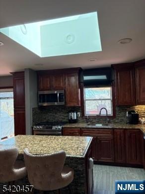 Main image without alt text