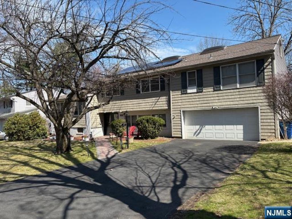 Photo of 20 Cleveland Terrace, West Orange, NJ 07052 (MLS # 26010469)