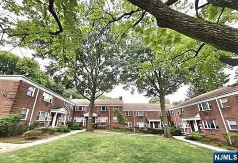 Photo of 192 Hillside Ave #F2, Leonia, NJ 07605 (MLS # 25035002)