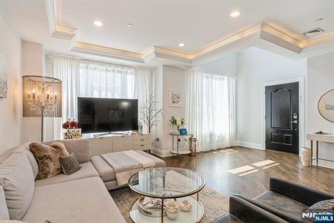 8 Marquis Court Edgewater NJ 07020