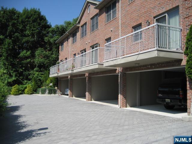 Rental Property at 234 Myrtle 234, Fort Lee, New Jersey - Bedrooms: 3 
Bathrooms: 3 
Rooms: 6  - $4,200 MO.