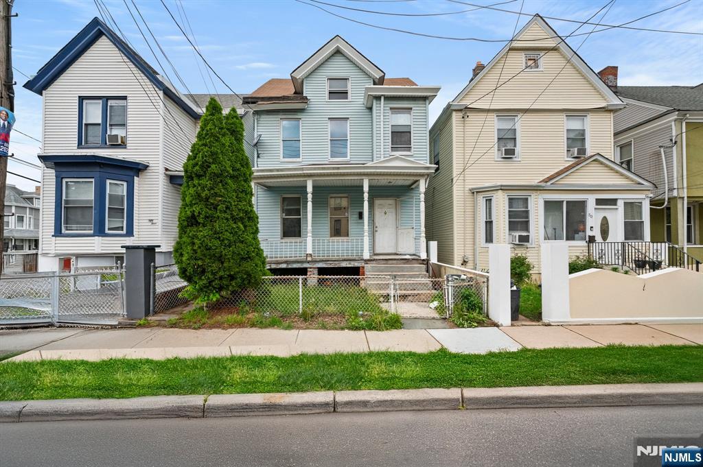 Main image without alt text