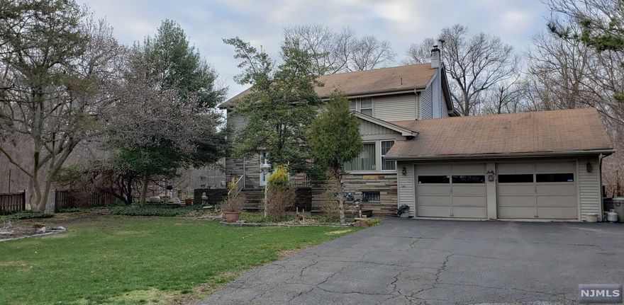 Custom Built Home sits on large lot. Large living space on both floors. Loft above 2 car garage. River in rear of home. Requires Flood Ins.Tenant in home. Cash buyers only. Bring Offers! Tenant in home and Pets. Agent Remarks: Do Not Go Direct. Tenant occupied . Must have Proof of Funds before viewing. MOTIVATED SELLER.!