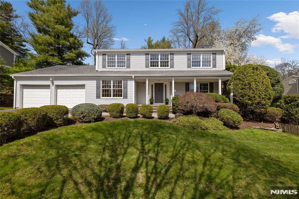 777 Battel Place, Oradell, New Jersey - 4 Bedrooms  
4 Bathrooms  
9 Rooms - 