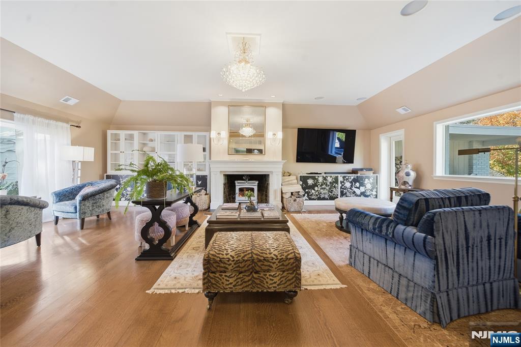 18 Pepperidge Tree Terrace