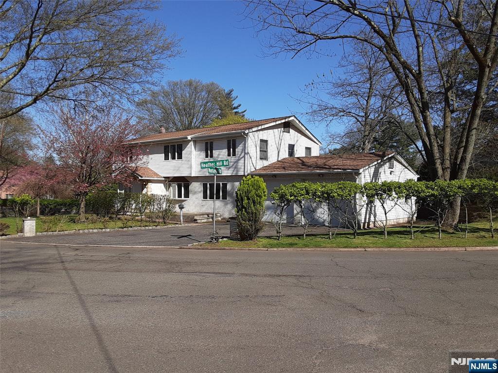 74 Heatherhill, Demarest, New Jersey - 4 Bedrooms  
3 Bathrooms  
8 Rooms - 