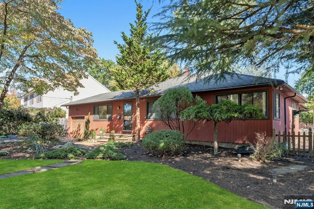 Photo of 192 Valley Road, River Edge, NJ 07661 (MLS # 25036140)