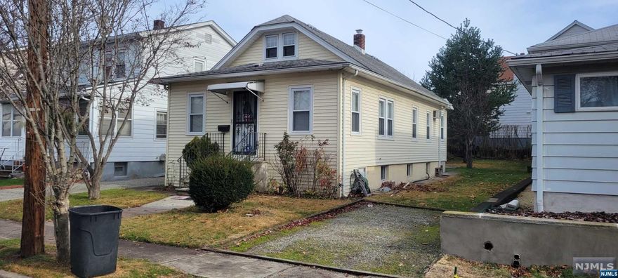 Cozy house with 2 bedrooms and spacious living space. Freshly painted with a brand-new kitchen. Easy access attic for a potential spare room. The property has a garage through a shared driveway on the right of the house, and a separate driveway for over 3 cars on the left side of the house.