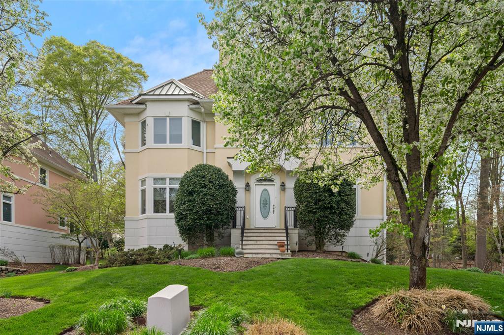 161 Winding Way