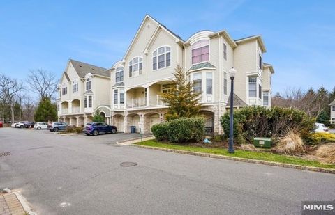 Photo of 204 Edmonton Court #67, Livingston, NJ 07039 (MLS # 26009526)