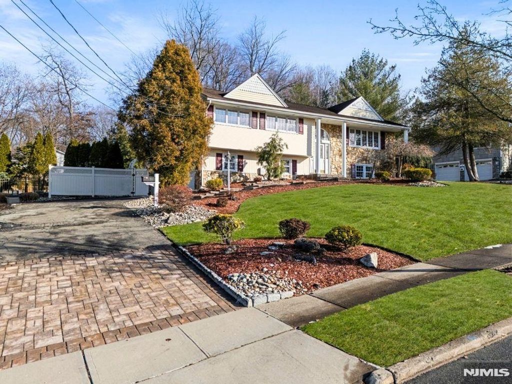 Photo of 16 Gressinger Road, Wayne, NJ 07470 (MLS # 25042633)