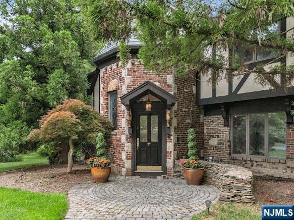 Photo of 325 Fern Dell Street, Upper Saddle River, NJ 07458 (MLS # 25011931)