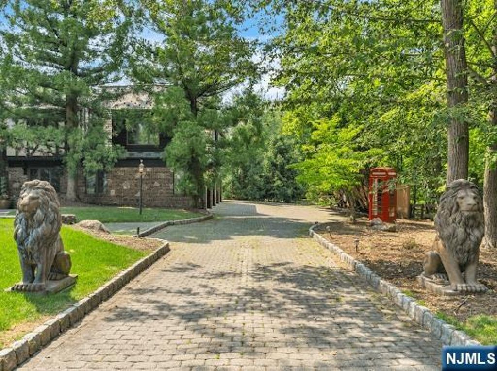 Photo of 325 Fern Dell Street, Upper Saddle River, NJ 07458 (MLS # 25011931)