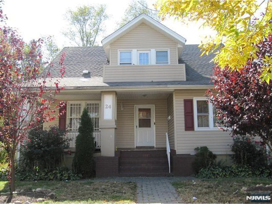 WELL KEPT UNIT IN QUIET LOCATION IN TOWN. CLOSE TO TRANS TO NYC ,SCHOOLS AND SHOPPING