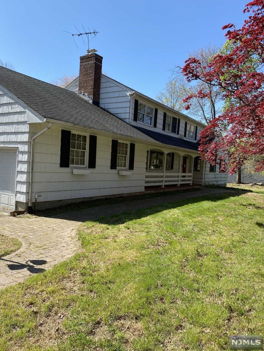 5 bdrm 3 bath 2 half baths. Sunken Fam Rm, FDR, EIK W/sep Brkfst. 36 Deck, in-ground pool. Rec.Rm W/wet bar, Parklike prop. LOCATION, LOCATION