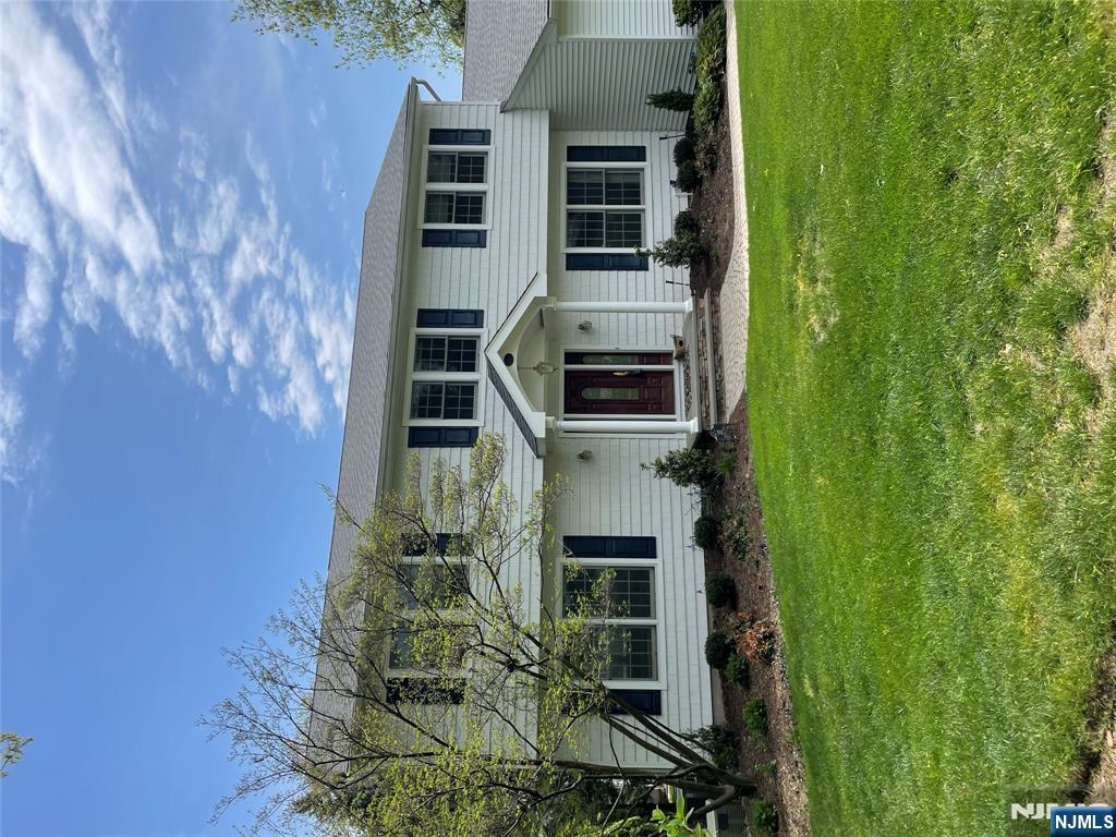261 Midvale St, Ridgewood, New Jersey - 4 Bedrooms  
4 Bathrooms  
8 Rooms - 