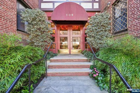 Photo of 109 Grand Avenue #4A, Englewood, NJ 07631 (MLS # 25036362) Photo of 109 Grand Avenue #4A, Englewood, NJ 07631 (MLS # 25036362)