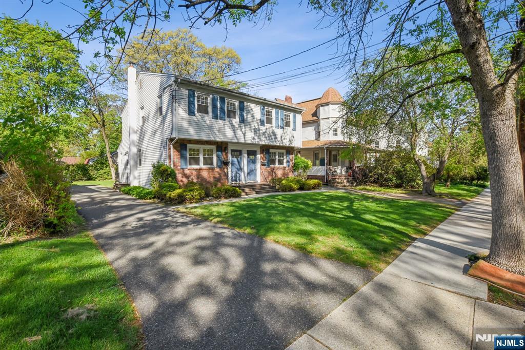 Rental Property at 222224 Woodside Ave 224, Ridgewood, New Jersey - Bedrooms: 3 
Bathrooms: 2 
Rooms: 6  - $4,400 MO.