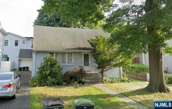 41 Maiden Lane, Bergenfield, New Jersey - 6 Bedrooms  
3 Bathrooms  
11 Rooms - 