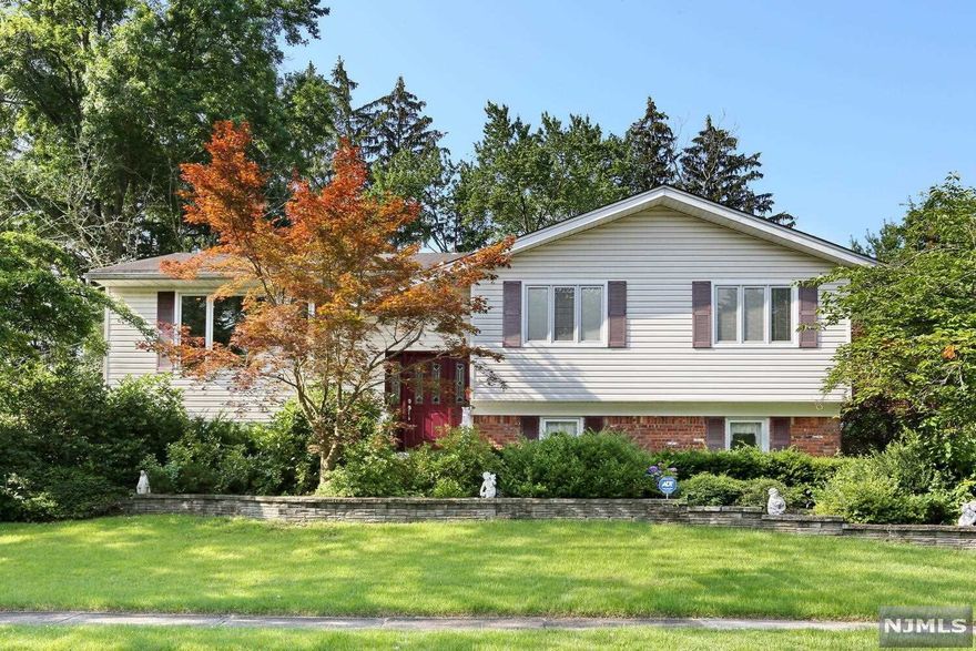 COME AND VIEW THIS SPACIOUS AND BRIGHT 4 BEDROOM, 3 FULL BATH CUSTOM BI-LEVEL STYLE HOME. SITUATED ON A PRIVATE AND LANDSCAPED 100 X 131 PROPERTY, ON A QUIET CUL DE SAC STREET. TRADITIONAL FLOOR PLAN, ENTER INTO THE ENTRY FOYER, FORMAL LIVING RM, FORMAL DINING RM, MODERN EAT IN KITCHEN, HALLWAY FULL BATH/SOT, MASTER BR WITH FULL BATH/SS, 2 MORE LARGE BEDROOMS. THE GROUND FLOOR OFFERS A FAMILY RM WITH SLIDING GLASS DOORS ONTO A PRIVATE REAR PATIO, FULL BATH/SS, 4TH.BEDROOM/OFFICE, LAUNDRY/UTILITY RM AND ENTRY FROM THE 2 CAR ATTACHED GARAGE. NEWLY REFINISHED HARDWOOD FLOORING, THIS HOME IS IN CLOSE PROXIMITY SCHOOLS, SHOPPING AND PUBLIC TRANSPORTATION. MOVE IN CONDITION!! A MUST SEE!! REAR FENCE IN AS IS CONDITION.