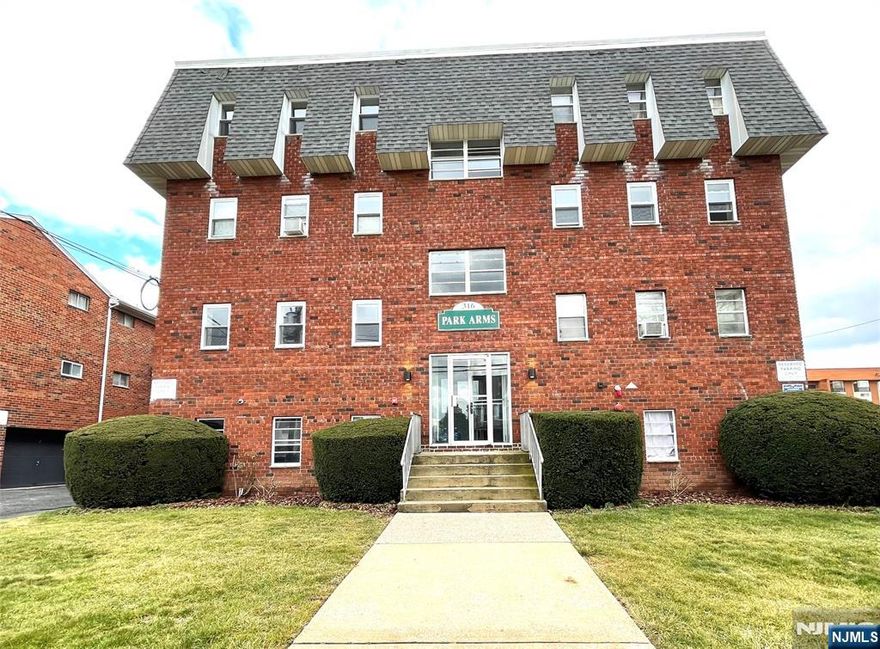 NO SECURITY DEPOSIT REQUIRED for this great well maintained mid-rise building on quiet street that is still close to transportation, shopping and restaurants! Clean, updated unit with open floorplan and balcony. Off street parking and garages available for rent. New bathroom and carpets. Heat & Hot Water included!