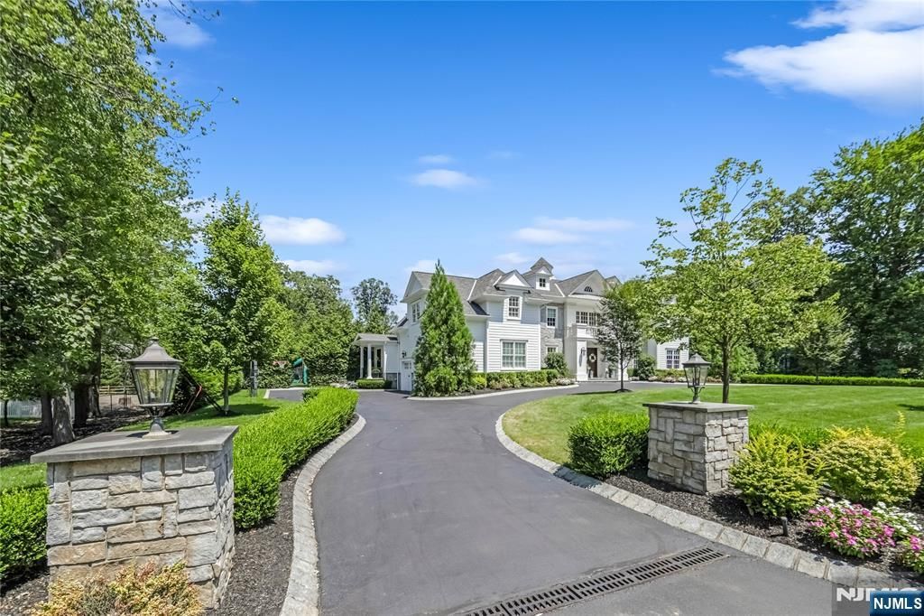 Photo of 847 Apache Road, Franklin Lakes, NJ 07417 (MLS # 25035788)