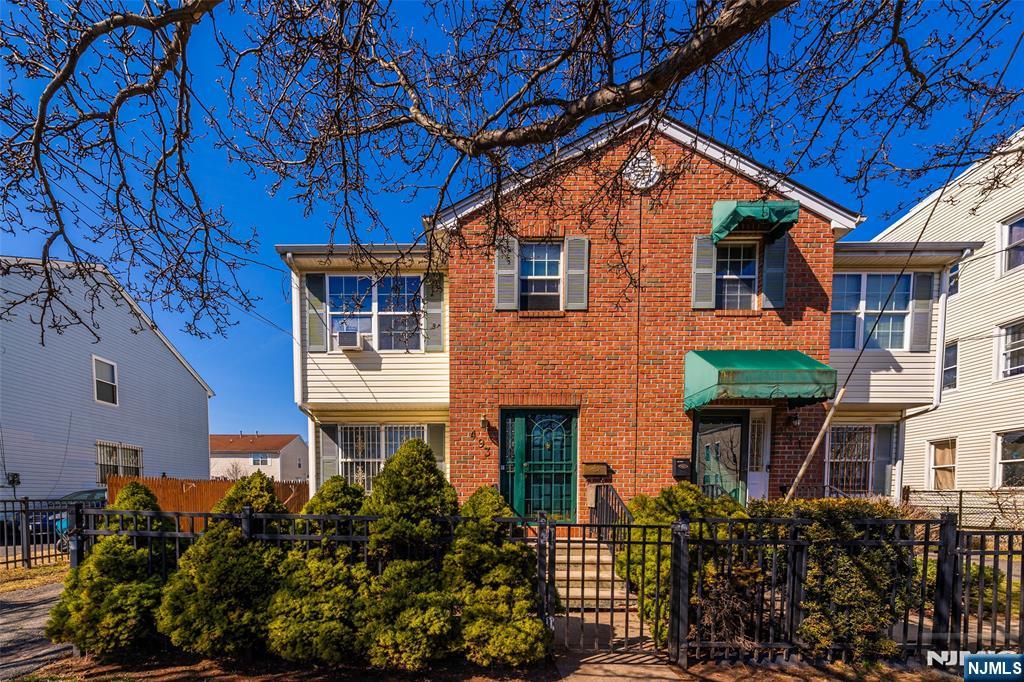 493 S 12th Street, Newark, New Jersey - 3 Bedrooms  
2 Bathrooms  
7 Rooms - 