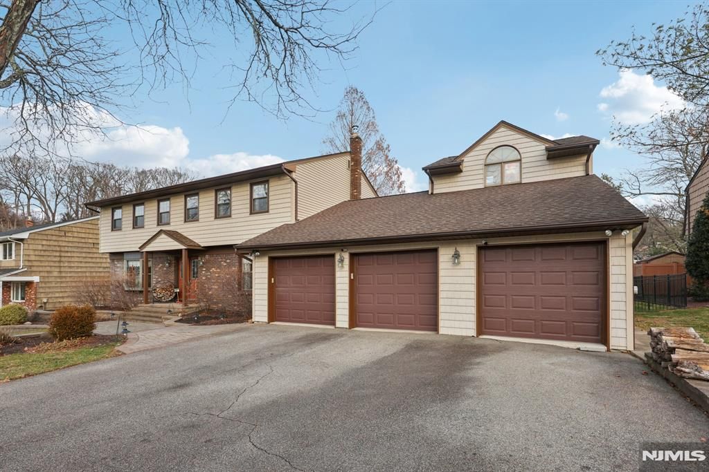 Photo of 7 Welsh Court, Wayne, NJ 07470 (MLS # 25042824)