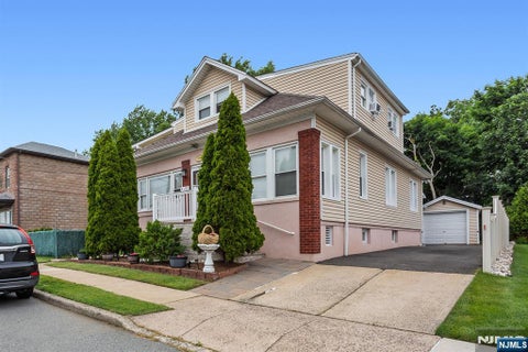 Photo of 39 Chamberlain Avenue, Elmwood Park, NJ 07407 (MLS # 26020695)