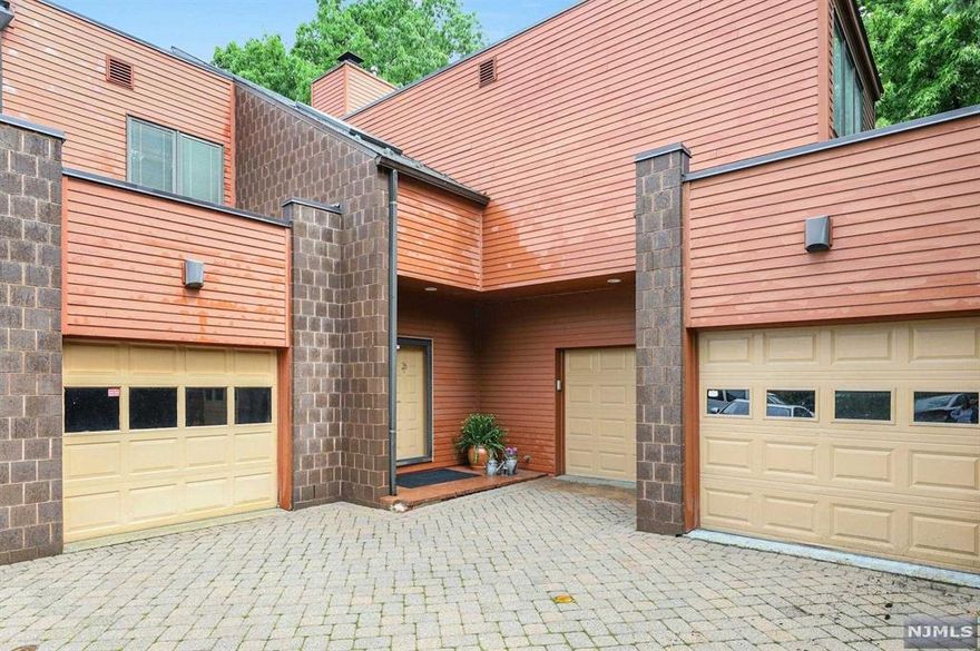 THIS IS IT!'OAK TRAIL' FABULOUS GATED TOWN HOUSE COMMUNITY!! 24 HOUR SECURITY. CLOSE TO HOUSES OF WORSHIP,TRANSPOTATION PARKS AND SHOPPING. LARGEST UNIT IN OAK TRAIL.4,278SF. TOP OF THE LINE APPLIANCES,GRANITE COUNTER TOPS AND WINDOW IN THE KITCHEN OPEN CONCEPT L/R,D/R,KIT. 4 B/RS,3+FULL BTHS,POW RM,OFFICE D/R ADDITIONAL 5FT LONGER,GAS LINE FOR BBQ, SURROUND SOUND, NEW TREK DECKING CUSTOM LIGHTING. LOWER LEVEL/NEW SLD DOORS,FAM/RM,B/R,FULL BATH PRIMARY SUITE,FPL,NEW WINDOW,CUSTOM CLOSETS, HARDWOOD FLOORING,NEW DOORS FENCED IN PRIVATE BACK YARD. POOL NEW MOULDINGS,END UNIT// DESIGNERS OWN/A SPECIAL PLACE TO LIVE/ PET FRIENDLY BROCHURE FLOOR PLAN ,PICTURES,VIDEO TO FOLLOW