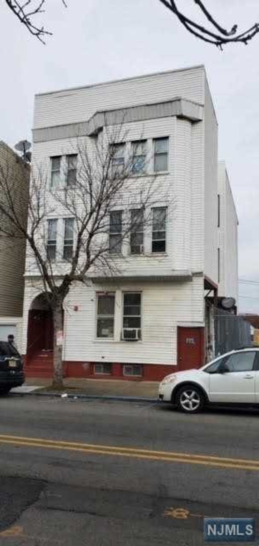 Good legal 3 FAMILY IN A BUSY AREA GREAT INVESTMENT or owner occupied, city center near hospital, close to highways. LARGE APARTMENTS