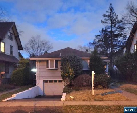 Photo of 105 Oaktree Pl, Leonia, NJ 07605 (MLS # 26012985)