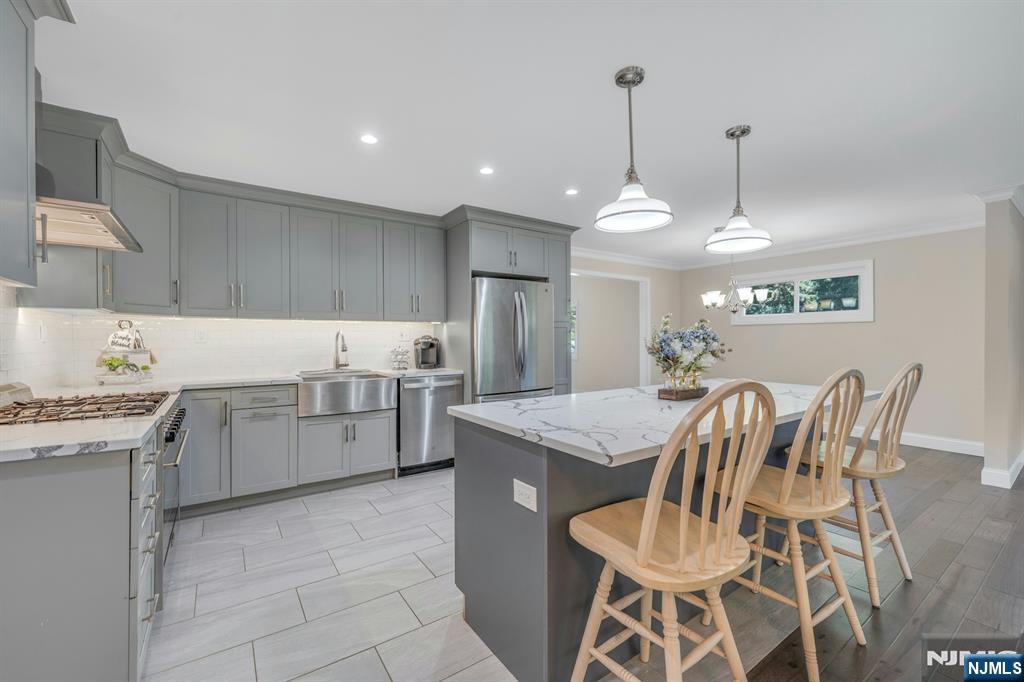 Cedar Grove, New Jersey 07009, United States, 5 Bedrooms Bedrooms, ,3 BathroomsBathrooms,Residential,Active,191119