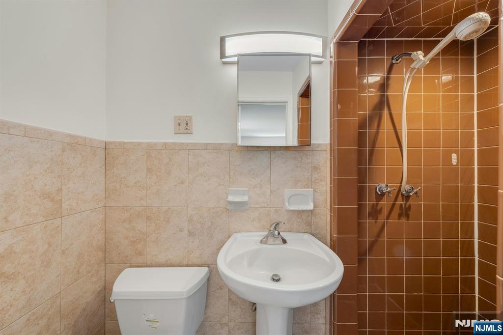 Cedar Grove, New Jersey 07009, United States, 5 Bedrooms Bedrooms, ,3 BathroomsBathrooms,Residential,Active,191119