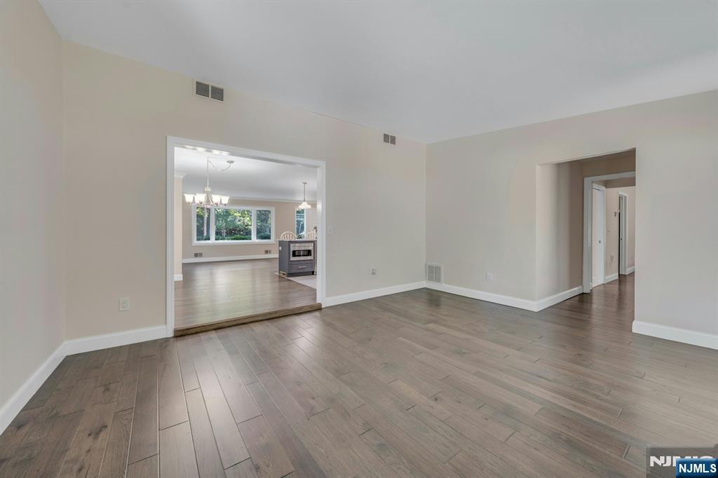 Cedar Grove, New Jersey 07009, United States, 5 Bedrooms Bedrooms, ,3 BathroomsBathrooms,Residential,Active,191119