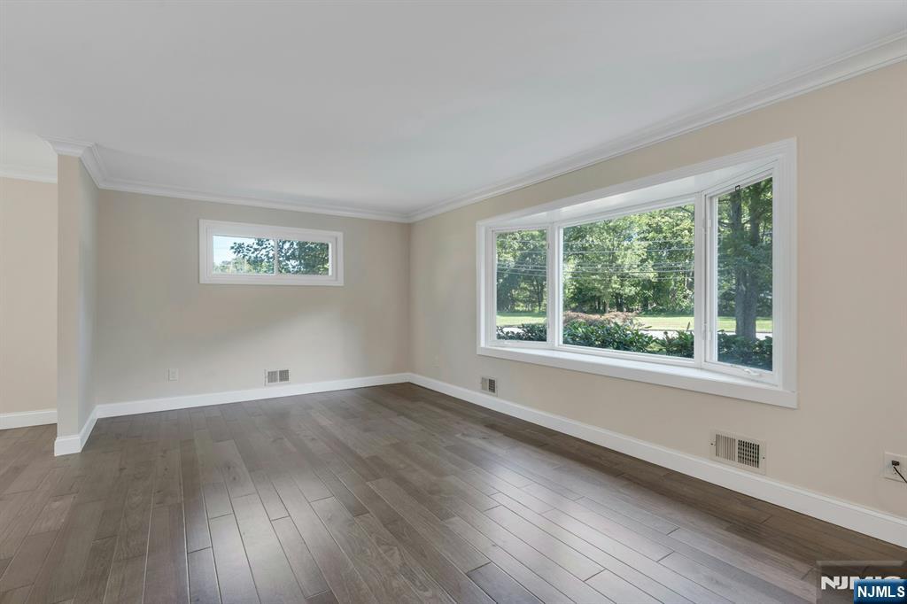 Cedar Grove, New Jersey 07009, United States, 5 Bedrooms Bedrooms, ,3 BathroomsBathrooms,Residential,Active,191119