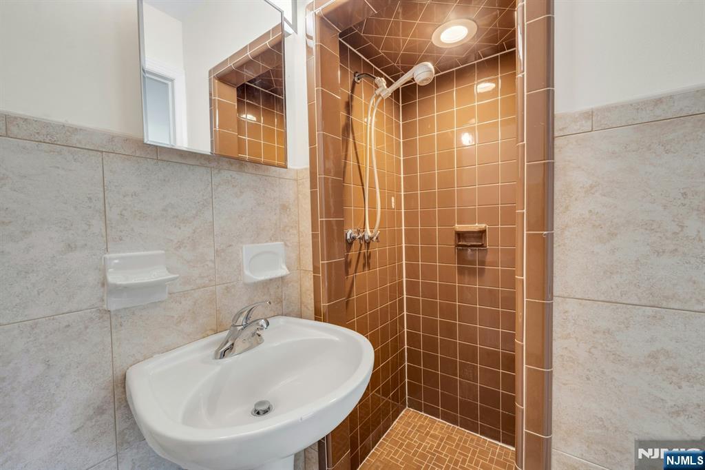 Cedar Grove, New Jersey 07009, United States, 5 Bedrooms Bedrooms, ,3 BathroomsBathrooms,Residential,Active,191119