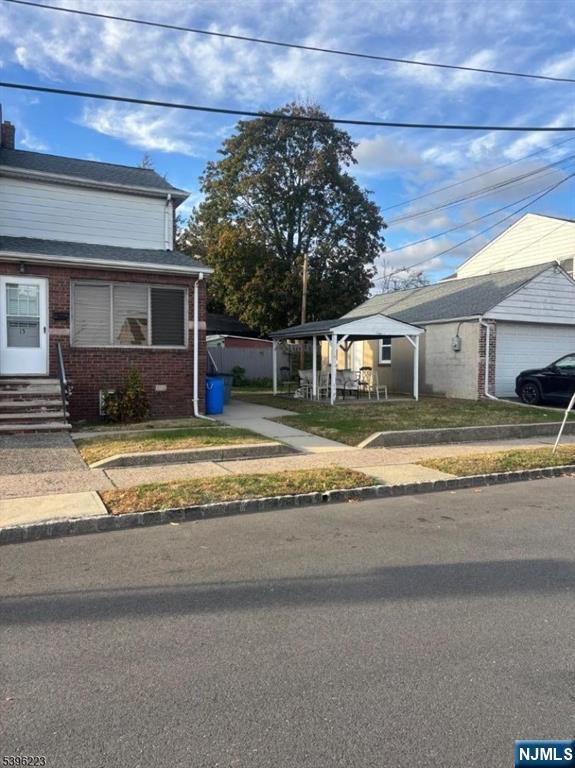 Main image without alt text