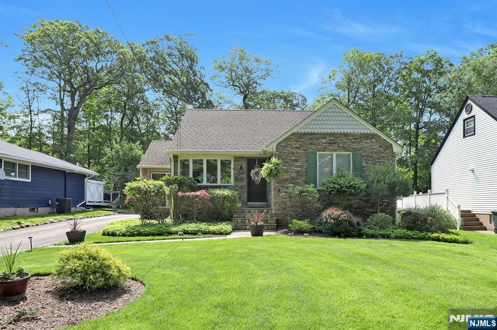 Property for Sale at 78 Monhegan Avenue, Oakland, New Jersey - Bedrooms: 3 
Bathrooms: 2 
Rooms: 7  - $629,000