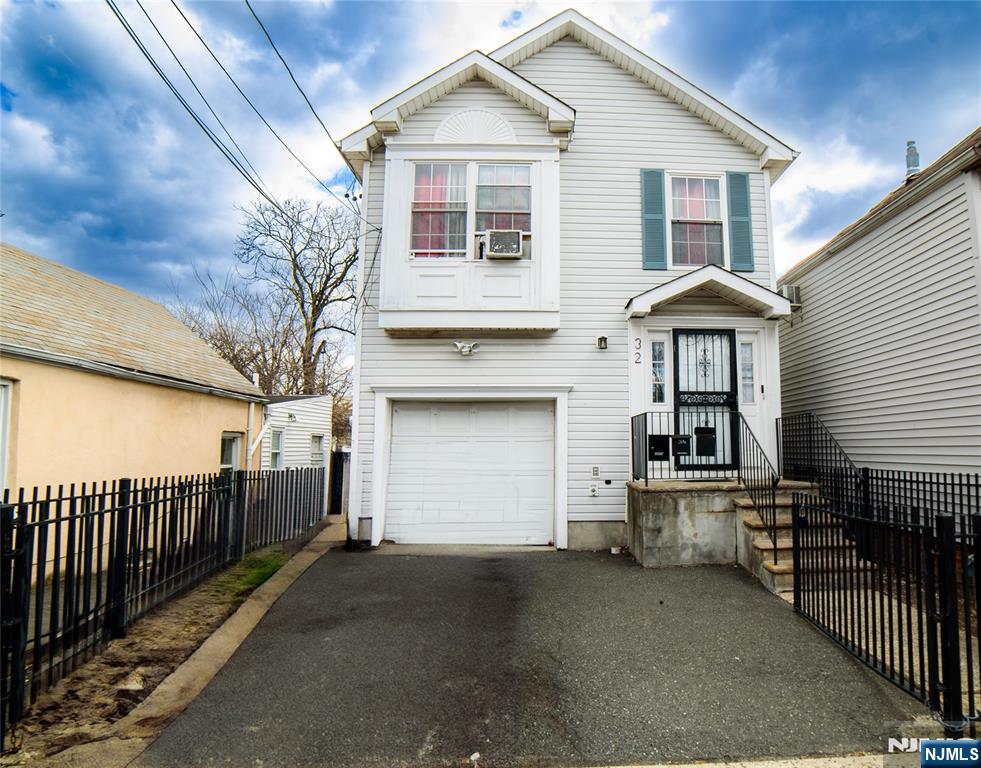 Property for Sale at 32 Holland Street, Newark, New Jersey - Bedrooms: 5 
Bathrooms: 2 
Rooms: 13  - $600,000