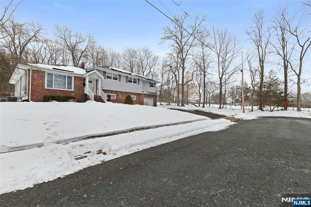 Photo of 27 Viewpoint Road, Wayne, NJ 07470 (MLS # 26004452)