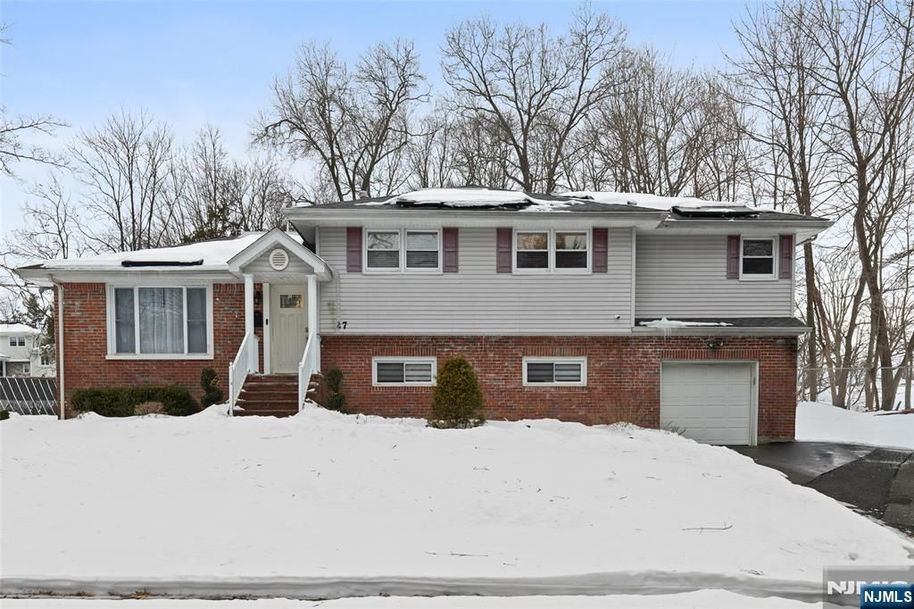 Photo of 27 Viewpoint Road, Wayne, NJ 07470 (MLS # 26004452)