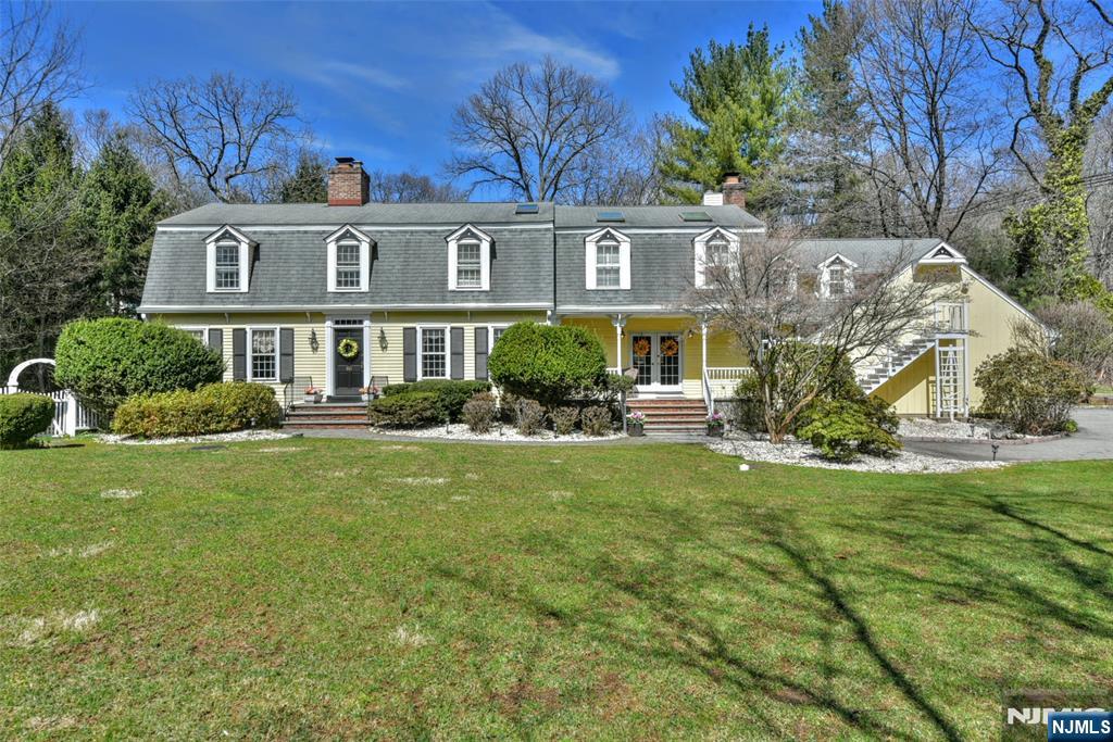 881 Circle Avenue, Franklin Lakes, New Jersey - 5 Bedrooms  
5.5 Bathrooms  
9 Rooms - 