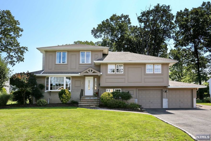 Welcome to 30 Elizabeth St,a pristine 4 BR 3 1/2 bath split w/ a great floor plan and many updates. This architecturally appealing home sits on a fully landscaped 80x120' lot. Large bright LR opens to generous dining area and recently renovated kitch w/high end tile, custom cabinetry, granite, GE Cafe stainless appliances, and work island . Breakfast bar w/ pass through to a show stopping (17 x 17.10') family room w/vaulted ceiling and dramatic fireplace. Oversized windows & sliders to large deck. 2nd floor has 3 good sized rooms; BR 1 has access to updated bath. Huge master suite on upper-level w/big walk-in closet and travertine marble bathroom w/ shower& tub. Ground level den w/ radiant heated floors, access to 2 car garage w/work rm, 1/2 bath, mudroom, yard, and full basement w/tiled floor, newer full bath, lndry/utility room, high ceilings--dry and fully waterproofed. Fenced in level yard w/ 2 custom sheds. Leave your car behind and scoot to River Dell Schools, train & bus