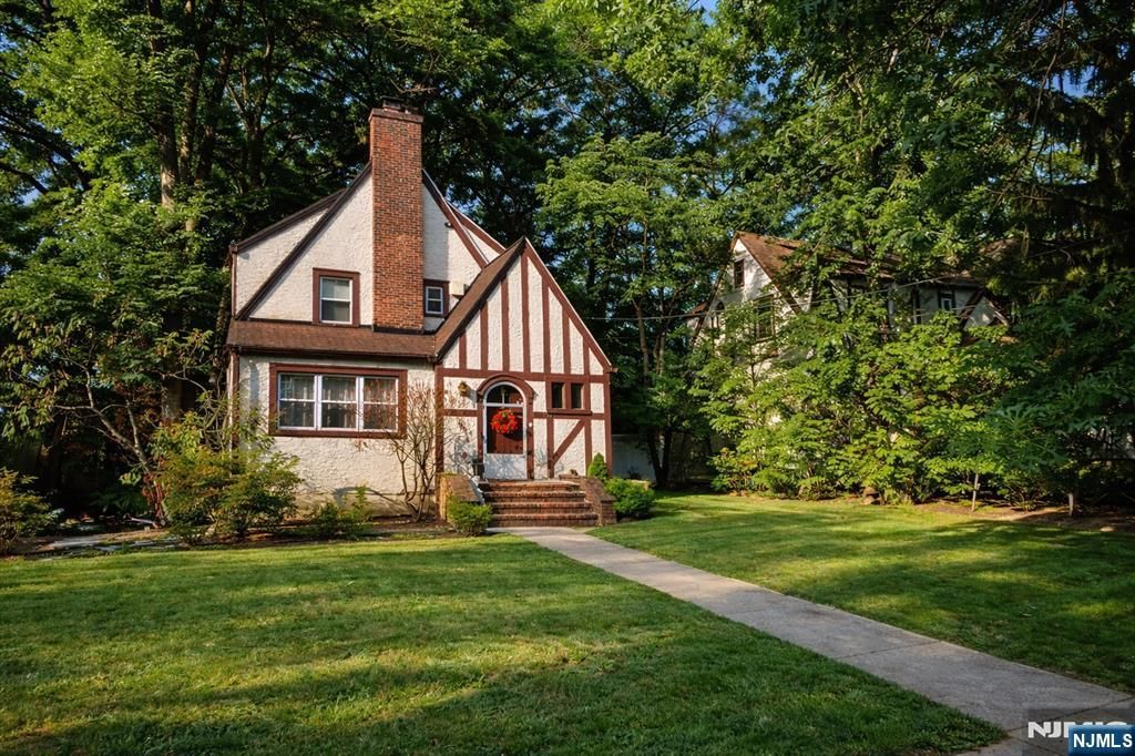 Photo of 274 W Englewood Avenue, Teaneck, NJ 07666 (MLS # 26008305)