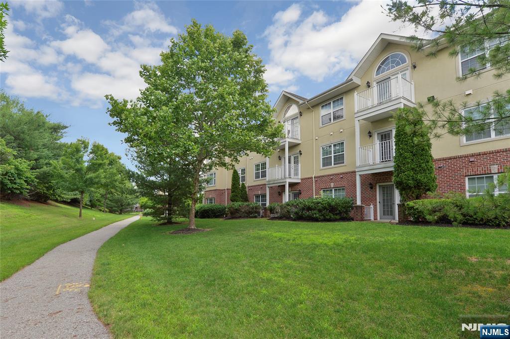 121 Courter Rd 99, Franklin Lakes, New Jersey - 2 Bedrooms  
2 Bathrooms  
6 Rooms - 