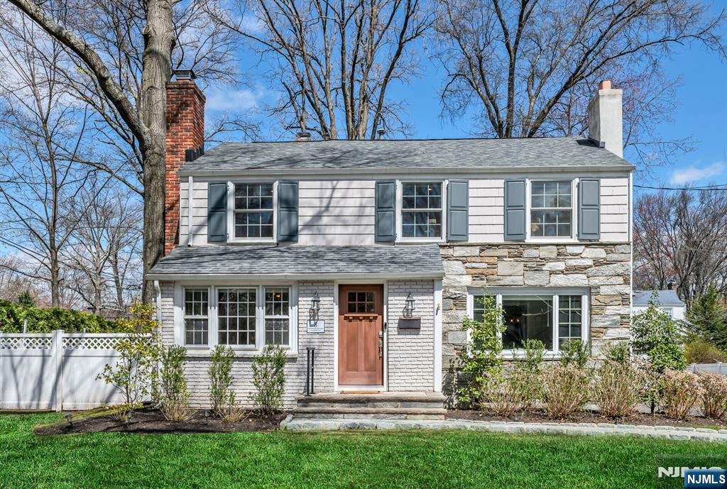 8 Amherst Place, Montclair, New Jersey - 3 Bedrooms  
3 Bathrooms  
8 Rooms - 